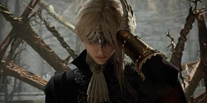 Personnage élégant avec un bandeau métallique et des décorations dorées.