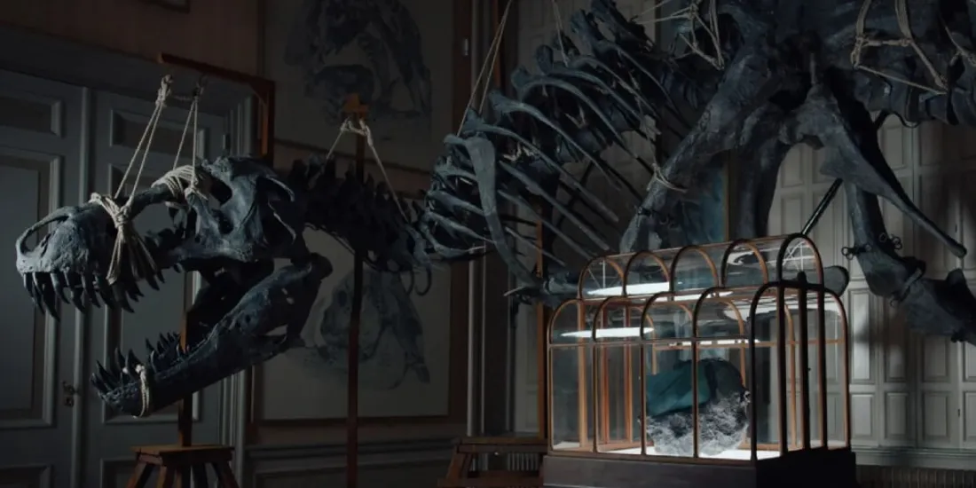 Squelette de dinosaure et météorite dans une salle d'exposition