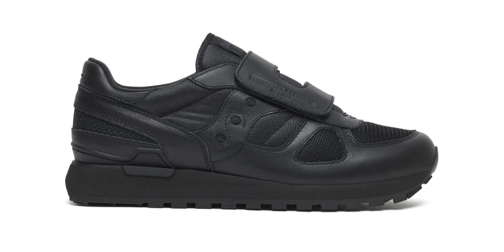 Chaussure noire avec fermeture à scratch et semelle texturée.