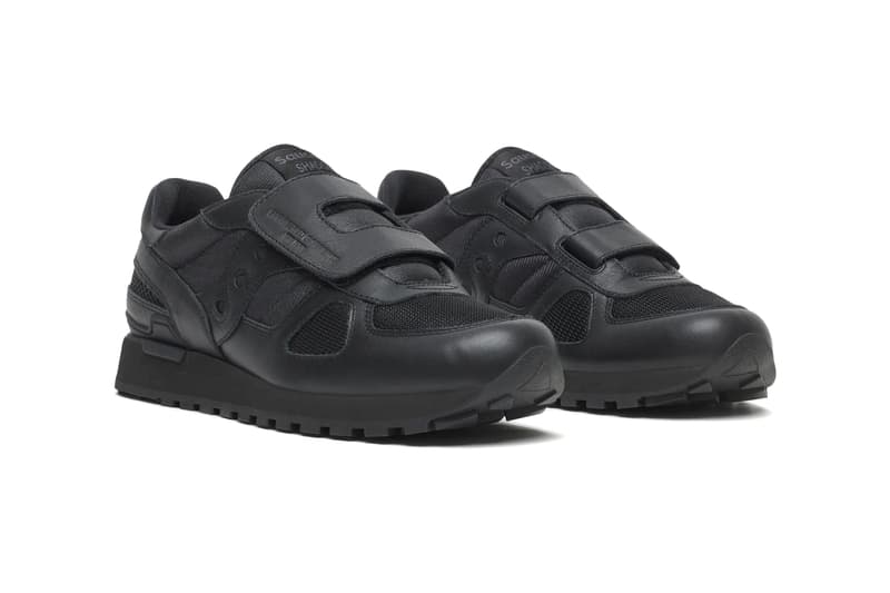 Chaussures noires avec fermeture à scratch, design moderne et sportif.