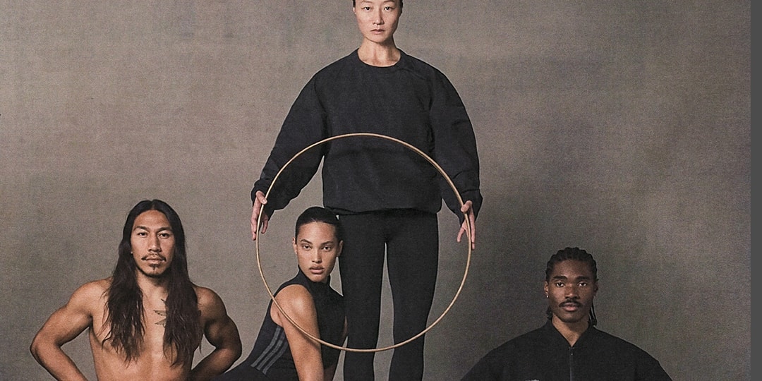 Quatre personnes posant avec un cerceau, ambiance artistique et mode.