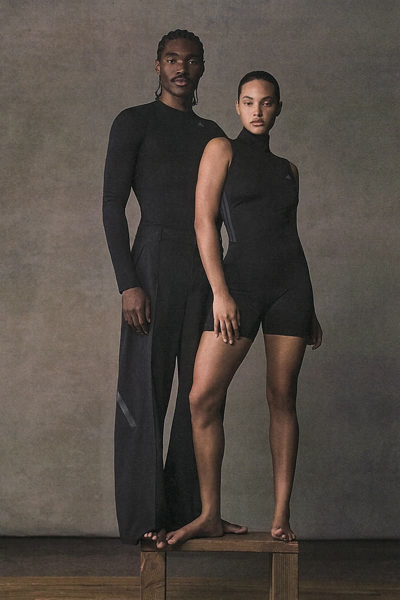 Deux personnes posant en vêtements de sport noirs, fond neutre