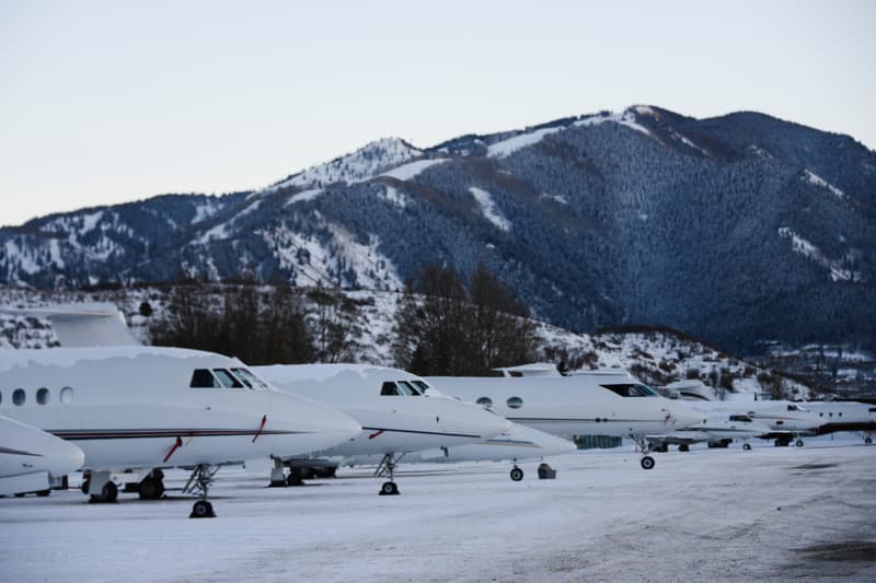 Jets privés alignés avec montagnes enneigées en arrière-plan