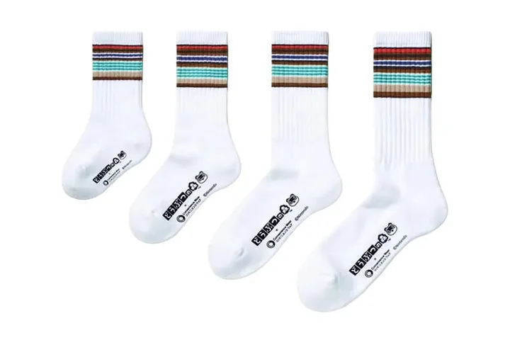 Deux paires de chaussettes blanches avec rayures colorées