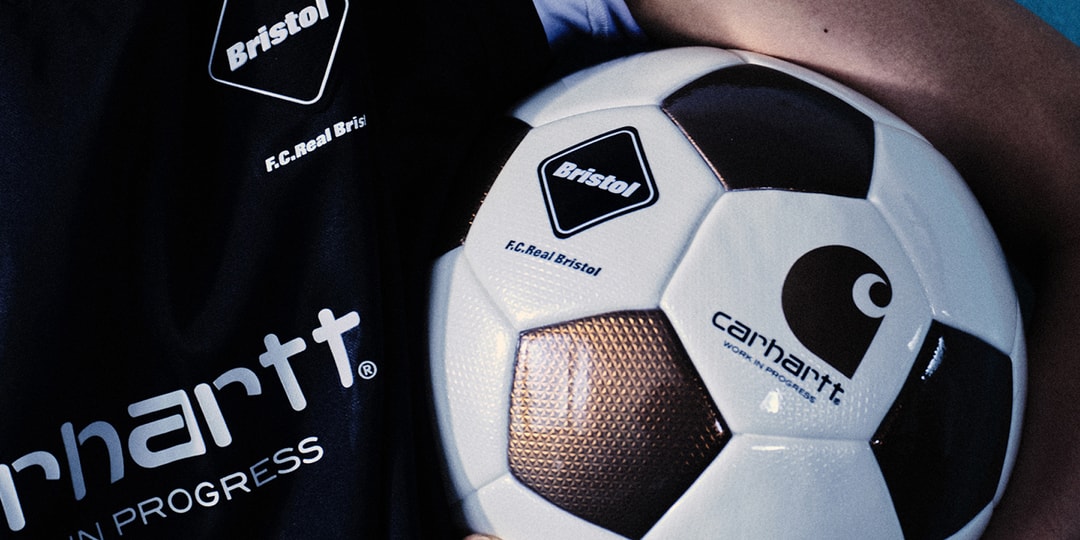 Ballon de football avec logos Bristol et Carhartt F.C. sur un fond noir.