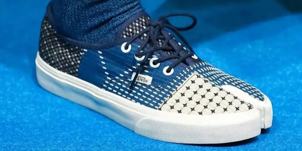 Chaussure bleue avec motif à étoiles et lignes blanches.