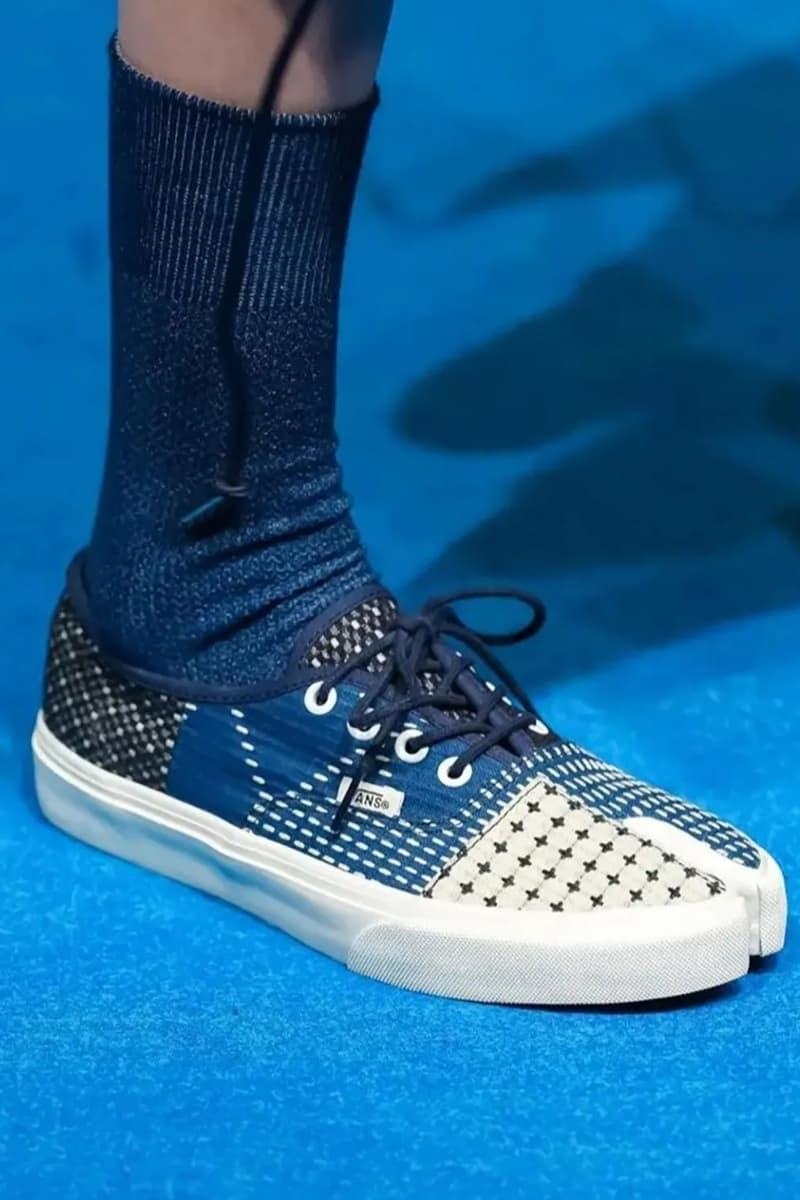 Chaussure bleue avec motif étoile et chaussette assortie sur fond bleu.