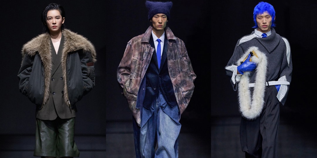 Trois mannequins portant des vêtements de mode extravagants sur un podium.