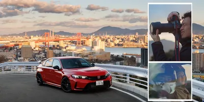 Voiture rouge sur fond de ville, photographe et conducteur au casque.