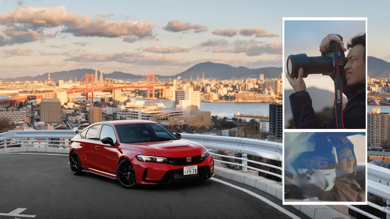 Voiture rouge sur une route avec vue urbaine, photographe et deux personnes dans une voiture.