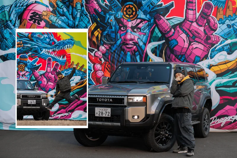 Homme posant devant une voiture Toyota devant une fresque colorée, dynamique.