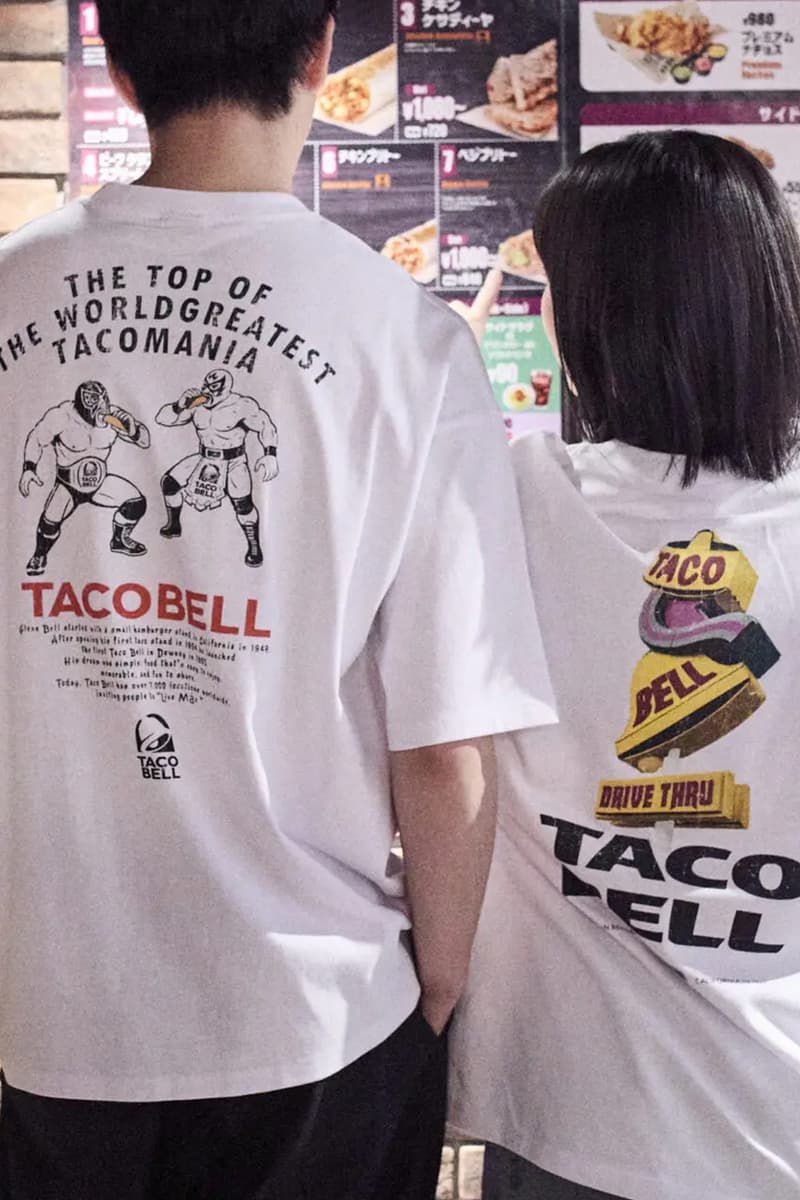 Deux personnes portant des t-shirts Taco Bell, regardant un menu.
