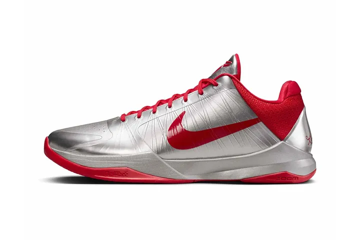Basketball sneaker argent et rouge avec logo Nike.