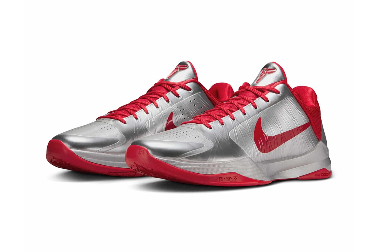Chaussures de sport rouges et argent avec logo Nike visible.