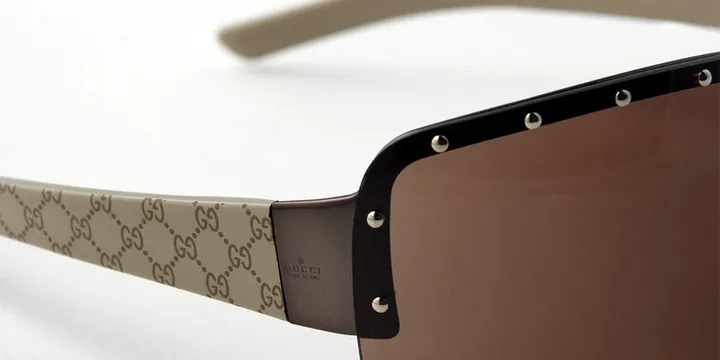 Lunettes de soleil Gucci avec monture beige et verres sombres