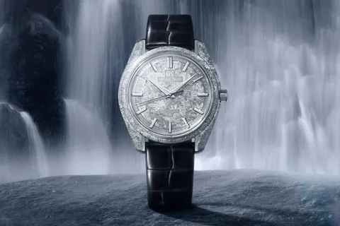 Montre avec cadran texturé, bracelet en cuir noir, fond de cascade