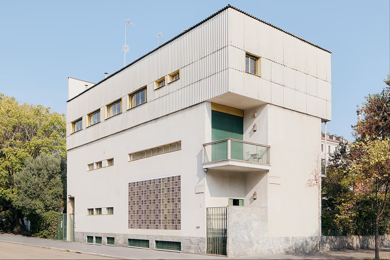 Bâtiment moderne aux lignes épurées et fenêtres rectangulaires.