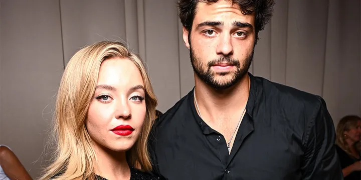 Un homme et une femme posant élégamment ensemble.