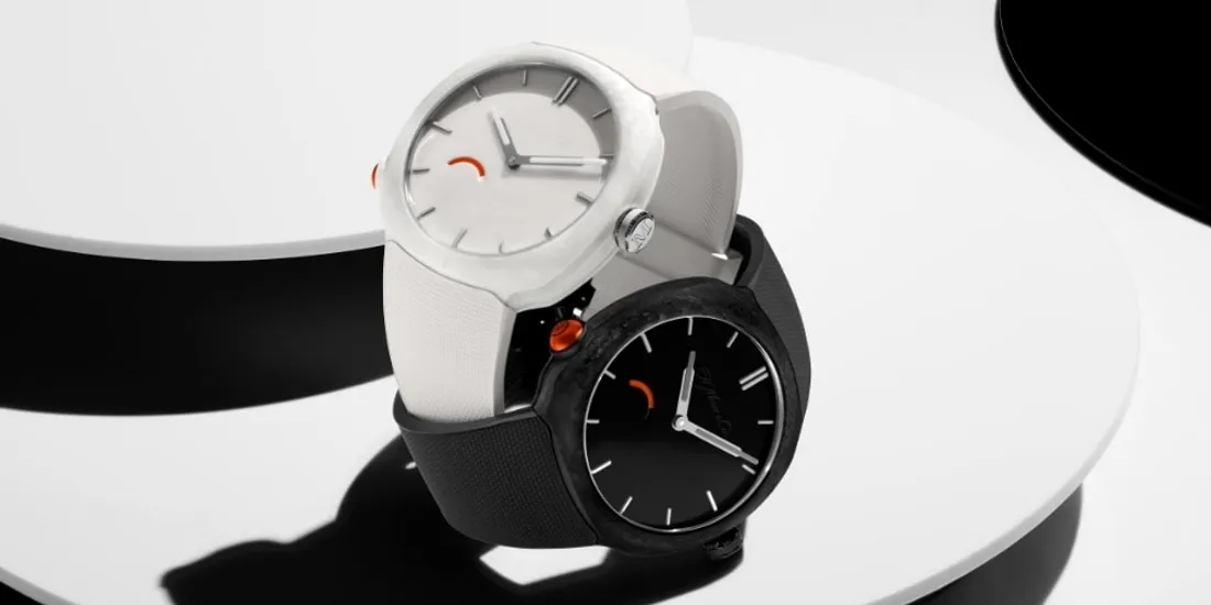 Deux montres modernes, une blanche et une noire, sur fond minimaliste