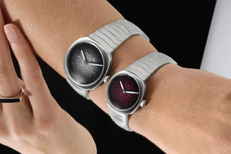 Deux montres-bracelets élégantes avec cadrans noirs et rouges.