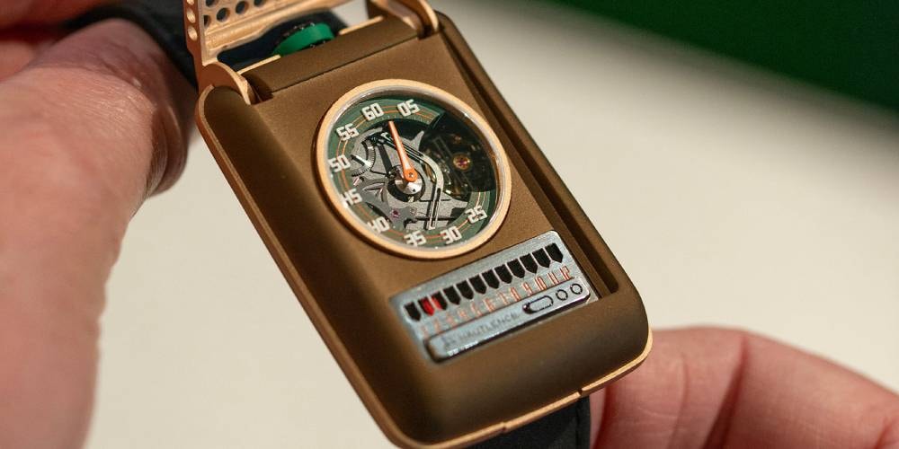 Montre unique avec cadran transparent et design futuriste.