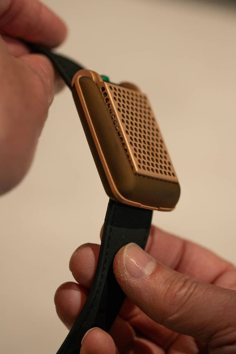 Montre rétro-futuriste avec bracelet noir, grille en métal doré-bronze.