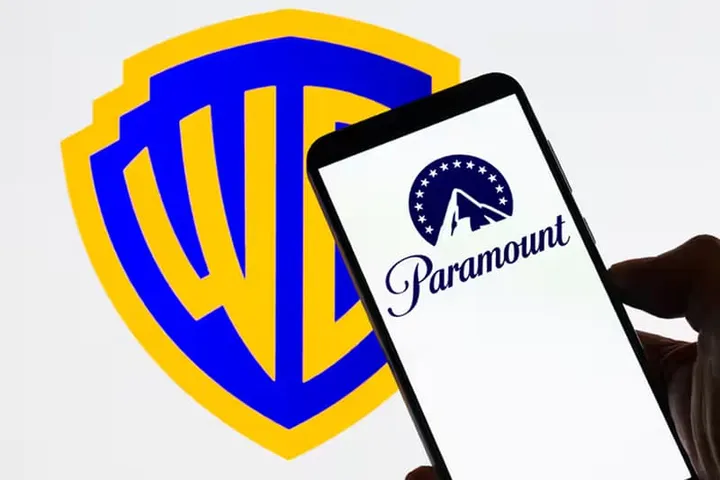 Logo Warner Bros et écran avec logo Paramount visibles.