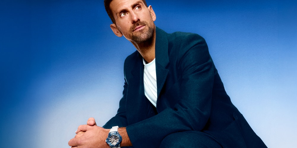 Homme regardant vers le haut en costume bleu sur fond dégradé bleu.