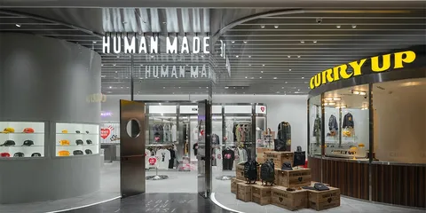 Boutique moderne avec vêtements et accessoires sous des lumières élégantes.