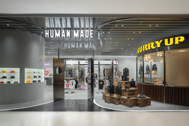 Magasin moderne avec des vêtements exposés, enseigne Human Made visible.