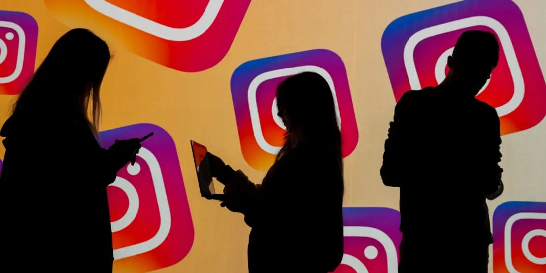 Silhouettes de personnes devant des logos Instagram colorés