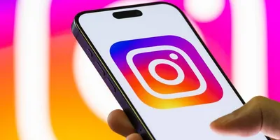 Téléphone affichant le logo Instagram en gros plan