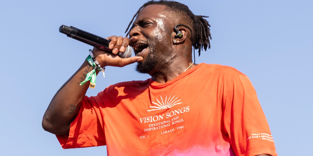 Chanteur sur scène avec micro et t-shirt rouge