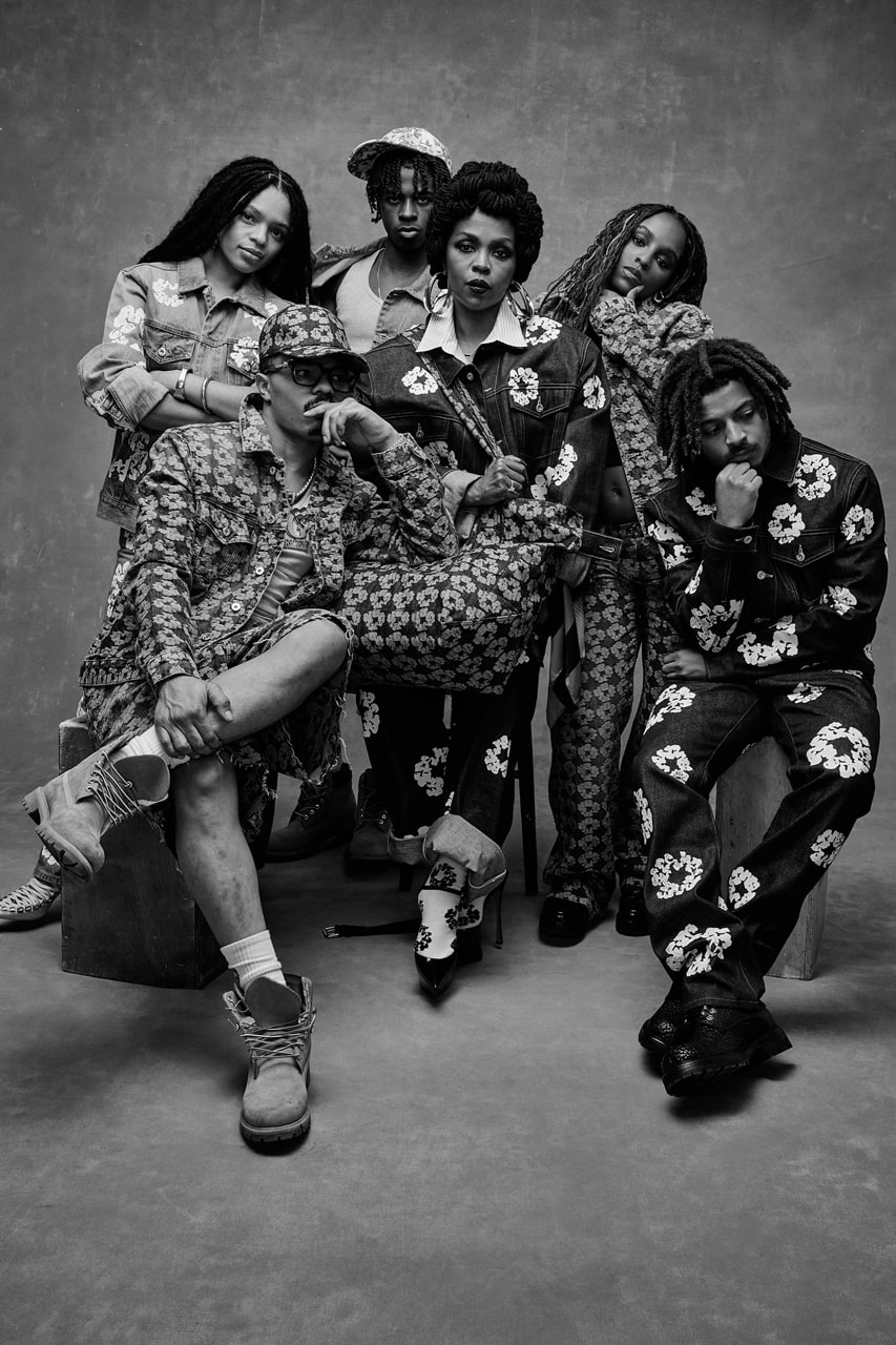 Groupe de personnes en vêtements à motifs floraux, posant dans un studio.