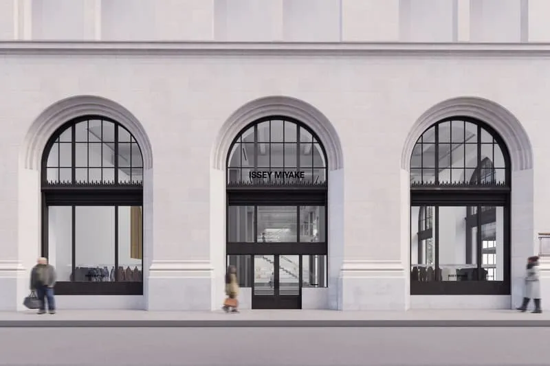 Devanture de boutique avec enseigne Issey Miyake et grandes fenêtres.