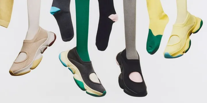 Trois paires de chaussures avec chaussettes colorées suspendues en l'air.