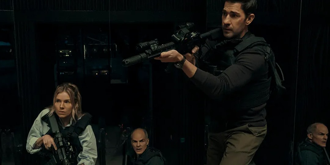 Groupe armé en mission, homme en tête avec fusil.