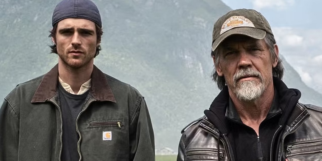 Deux hommes portant des casquettes devant une montagne.