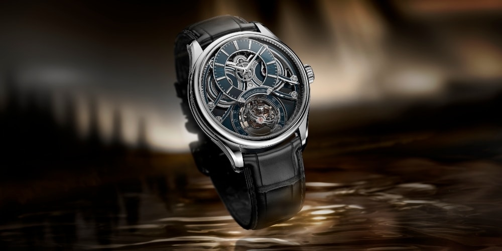 Montre luxueuse avec bracelet en cuir noir et cadran complexe.