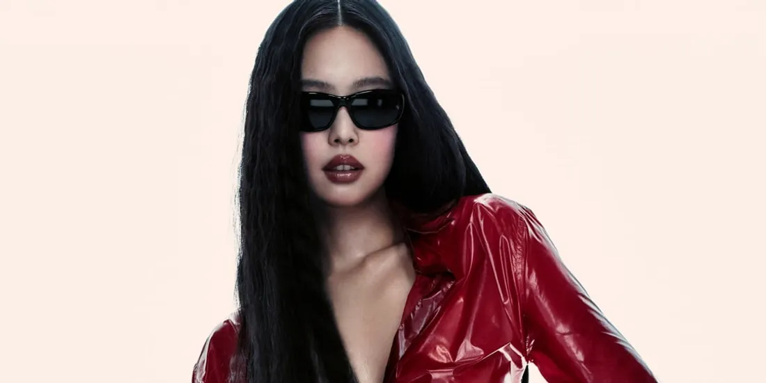 Personne en rouge avec lunettes de soleil foncées.