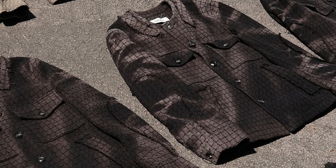 Manteaux texturés marron sur sol gris, avec poches et boutons.