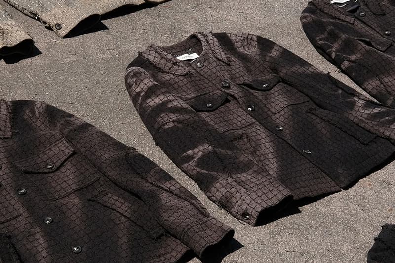 Vestes structurées noires posées au sol, style élégant et moderne.