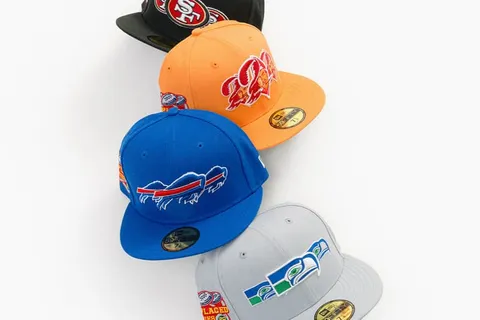 Casquettes multicolores alignées sur fond blanc