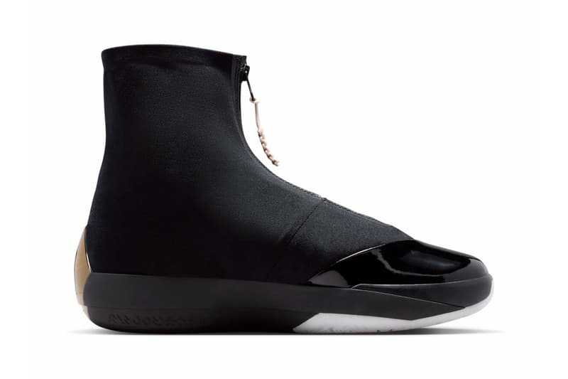 Chaussure montante noire avec fermeture éclair et détails vernis.