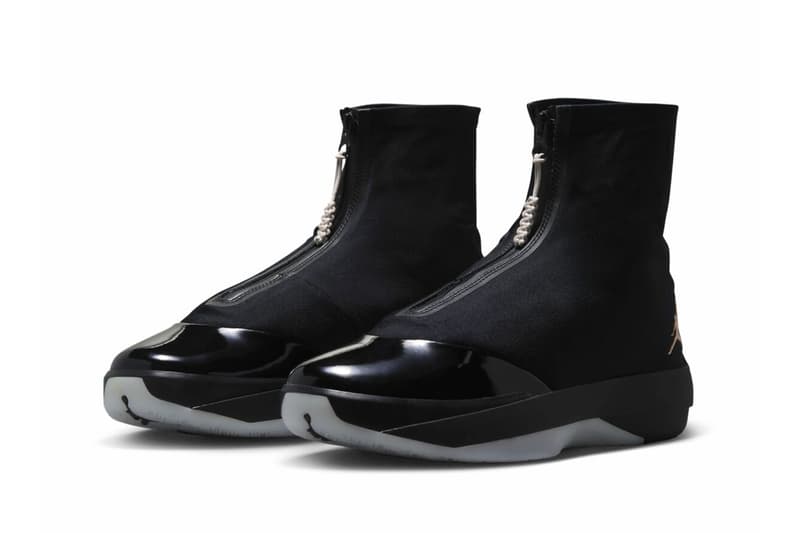 Chaussures noires avec devant zippé et semelle translucide.