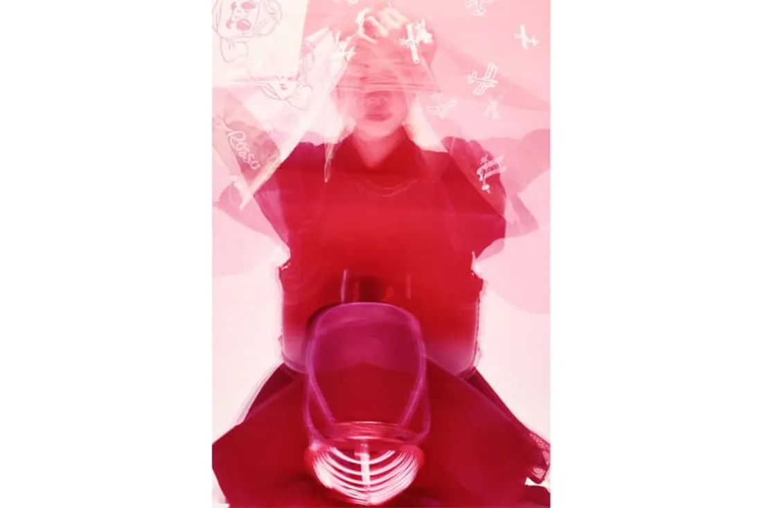 Image artistique avec effet de mouvement en rouge, une personne en tenue traditionnelle.