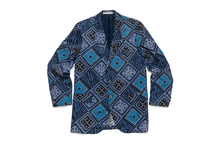 Veste à motifs bleus et noirs géométriques.
