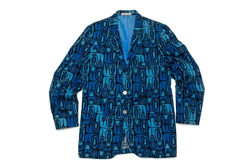 Veste bleue avec motif géométrique, style moderne et artistique.