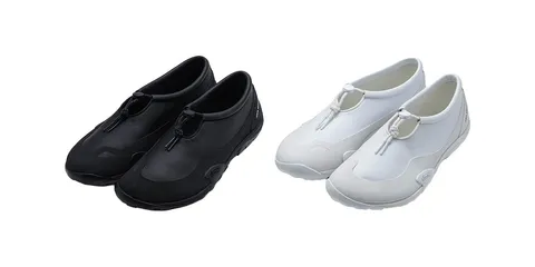 Deux paires de chaussures, une noire et une blanche, avec fermeture zippée.