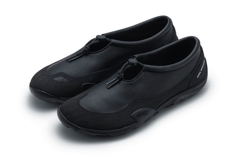 Chaussures noires avec attache ajustable sur le dessus.